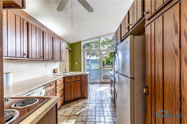 28902 Bates Road, Perrysburg, OH 43551