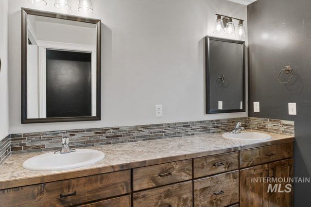 1204 5th Ave E, Jerome, ID 83338