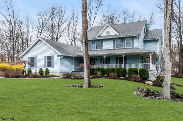 2 Lenape Dr, Stanhope Boro, NJ 07874