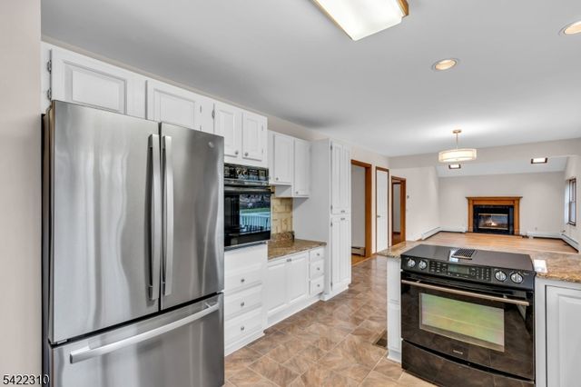 2 Lenape Dr, Stanhope Boro, NJ 07874