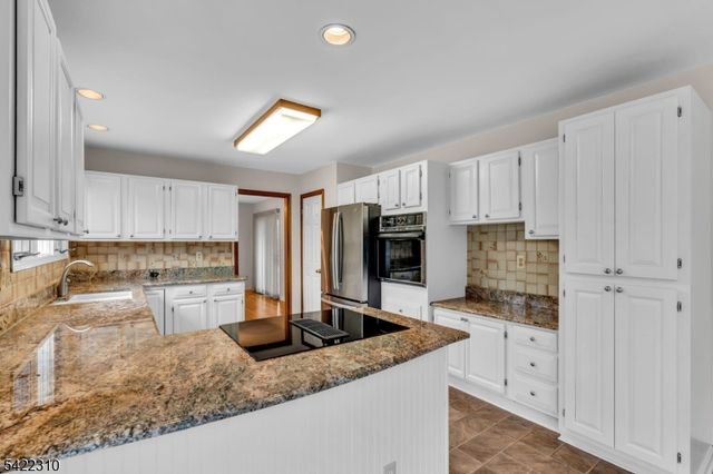 2 Lenape Dr, Stanhope Boro, NJ 07874