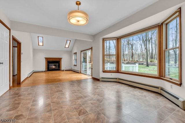 2 Lenape Dr, Stanhope Boro, NJ 07874