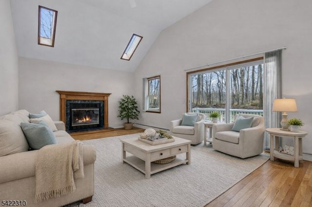 2 Lenape Dr, Stanhope Boro, NJ 07874