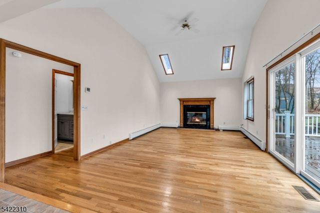 2 Lenape Dr, Stanhope Boro, NJ 07874