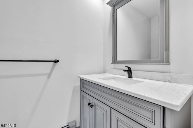 2 Lenape Dr, Stanhope Boro, NJ 07874