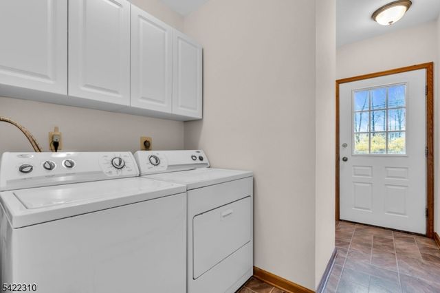 2 Lenape Dr, Stanhope Boro, NJ 07874