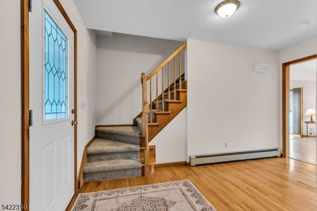 2 Lenape Dr, Stanhope Boro, NJ 07874