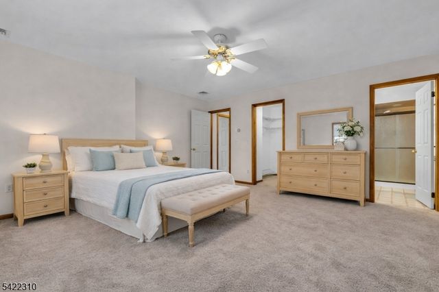 2 Lenape Dr, Stanhope Boro, NJ 07874