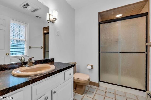 2 Lenape Dr, Stanhope Boro, NJ 07874