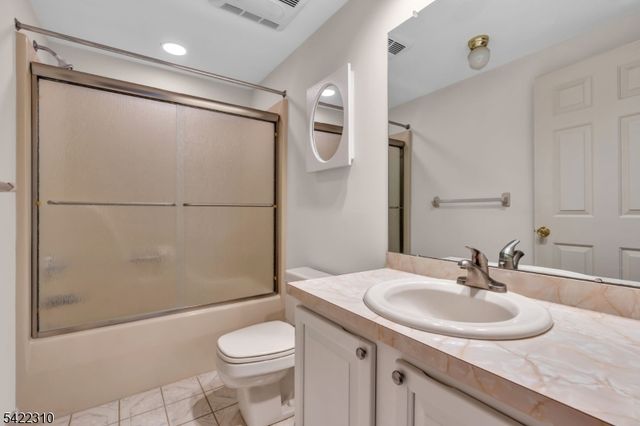 2 Lenape Dr, Stanhope Boro, NJ 07874