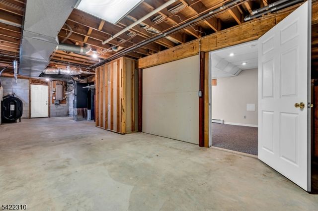 2 Lenape Dr, Stanhope Boro, NJ 07874