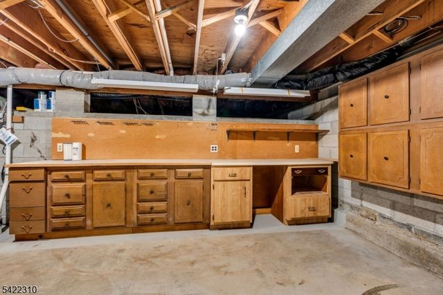 2 Lenape Dr, Stanhope Boro, NJ 07874