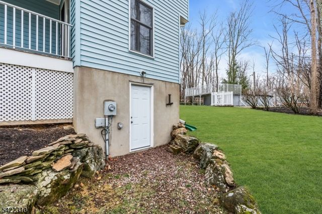 2 Lenape Dr, Stanhope Boro, NJ 07874