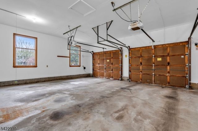 2 Lenape Dr, Stanhope Boro, NJ 07874