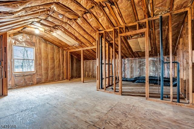 2 Lenape Dr, Stanhope Boro, NJ 07874