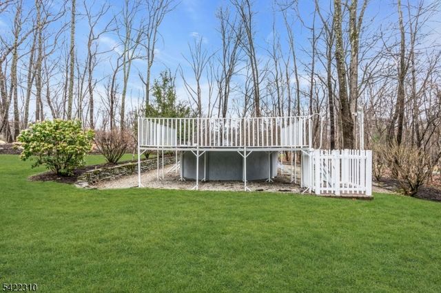 2 Lenape Dr, Stanhope Boro, NJ 07874