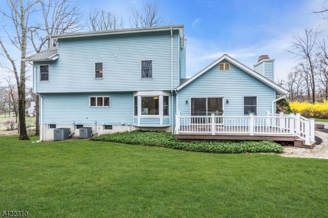 2 Lenape Dr, Stanhope Boro, NJ 07874