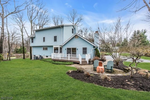 2 Lenape Dr, Stanhope Boro, NJ 07874