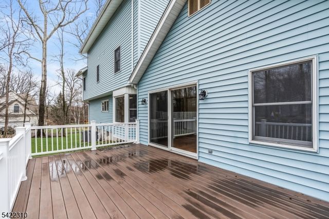 2 Lenape Dr, Stanhope Boro, NJ 07874