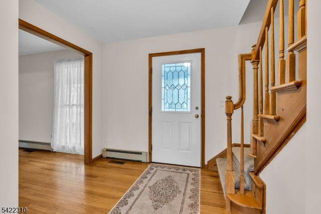 2 Lenape Dr, Stanhope Boro, NJ 07874