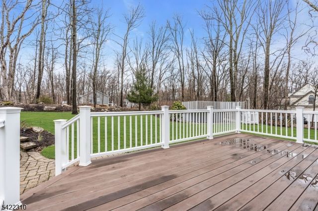 2 Lenape Dr, Stanhope Boro, NJ 07874