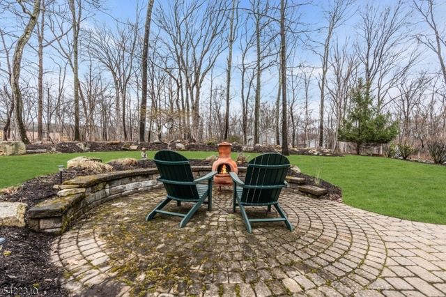 2 Lenape Dr, Stanhope Boro, NJ 07874