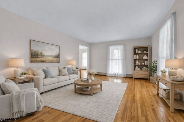 2 Lenape Dr, Stanhope Boro, NJ 07874