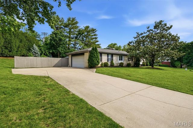 9102 Fox Estates Drive, Sunset Hills, MO 63127