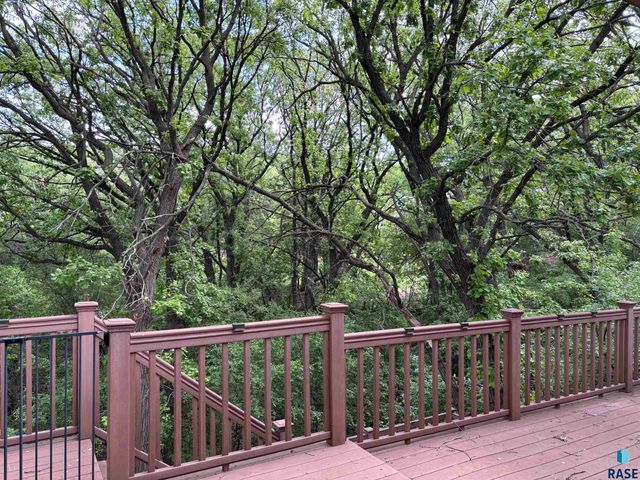 916 N Savannah Dr, Sioux Falls, SD 57103