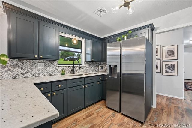 201 N Oak Ridge Drive, Sand Springs, OK 74063