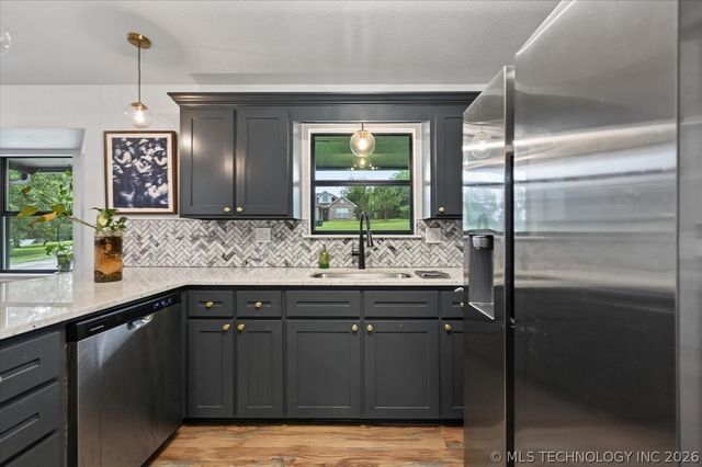 201 N Oak Ridge Drive, Sand Springs, OK 74063
