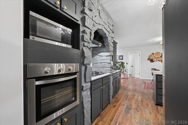 201 N Oak Ridge Drive, Sand Springs, OK 74063