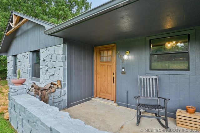 201 N Oak Ridge Drive, Sand Springs, OK 74063