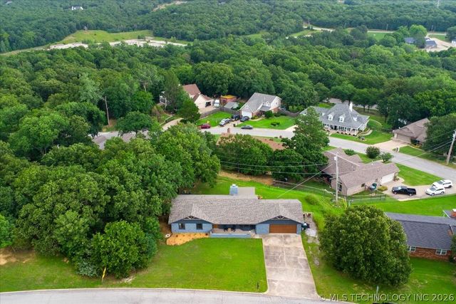201 N Oak Ridge Drive, Sand Springs, OK 74063