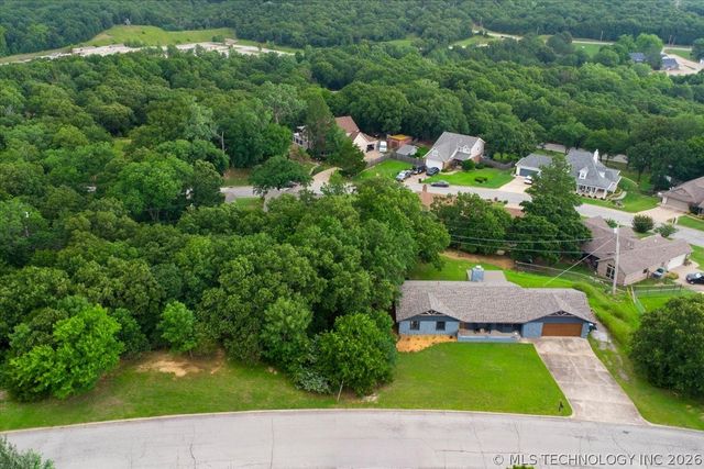 201 N Oak Ridge Drive, Sand Springs, OK 74063