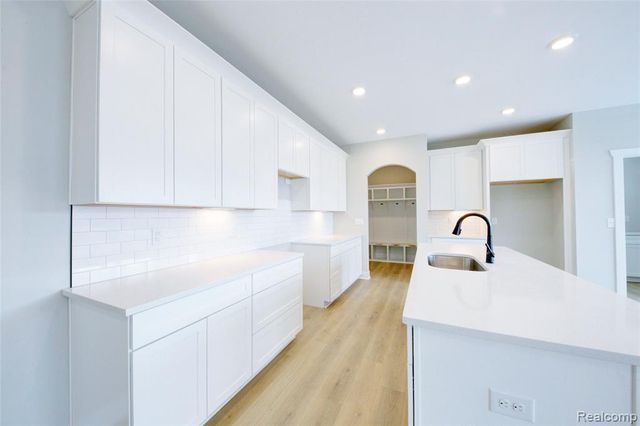 676 Round Rock Dr, Howell, MI 48843