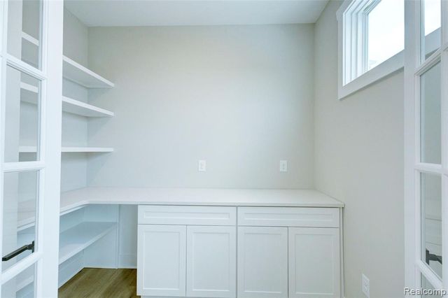 676 Round Rock Dr, Howell, MI 48843