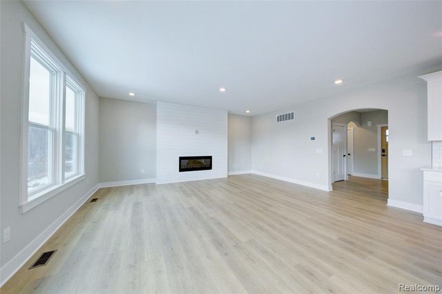 676 Round Rock Dr, Howell, MI 48843