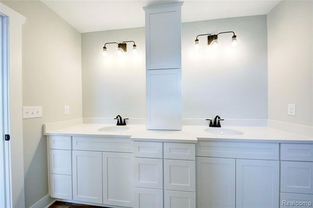 676 Round Rock Dr, Howell, MI 48843