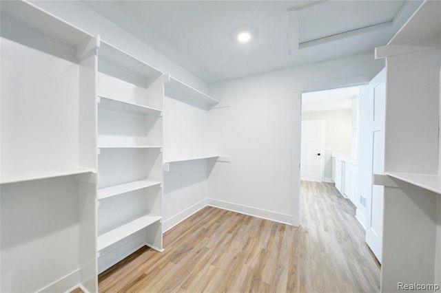 676 Round Rock Dr, Howell, MI 48843