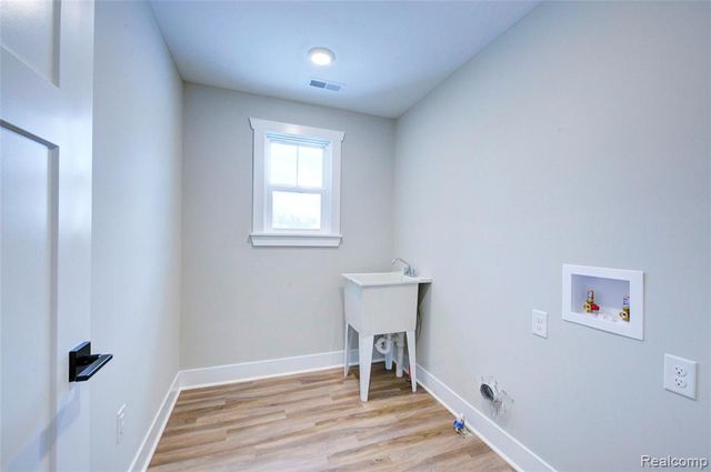 676 Round Rock Dr, Howell, MI 48843