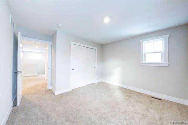 676 Round Rock Dr, Howell, MI 48843