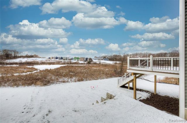 676 Round Rock Dr, Howell, MI 48843