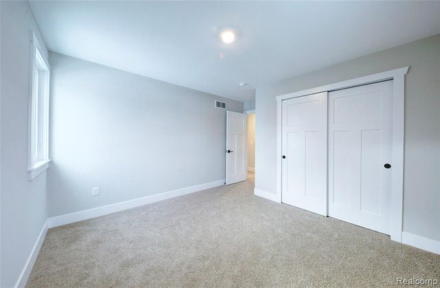 676 Round Rock Dr, Howell, MI 48843