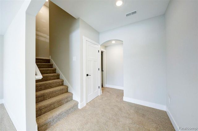 676 Round Rock Dr, Howell, MI 48843