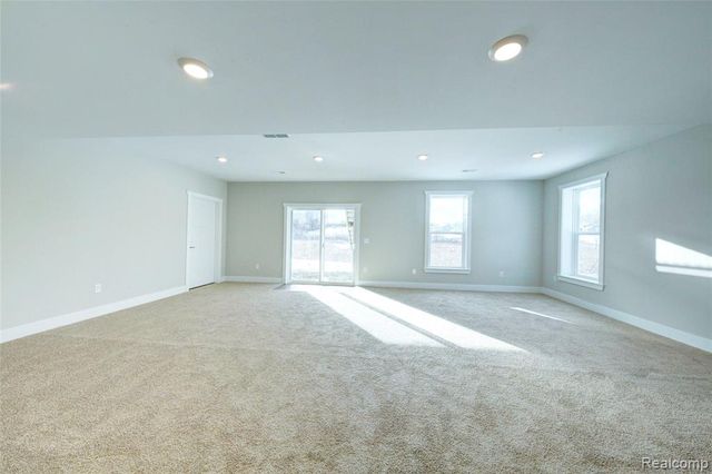 676 Round Rock Dr, Howell, MI 48843