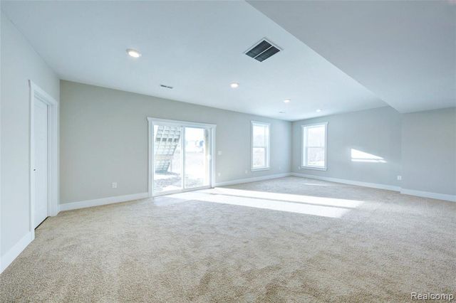 676 Round Rock Dr, Howell, MI 48843