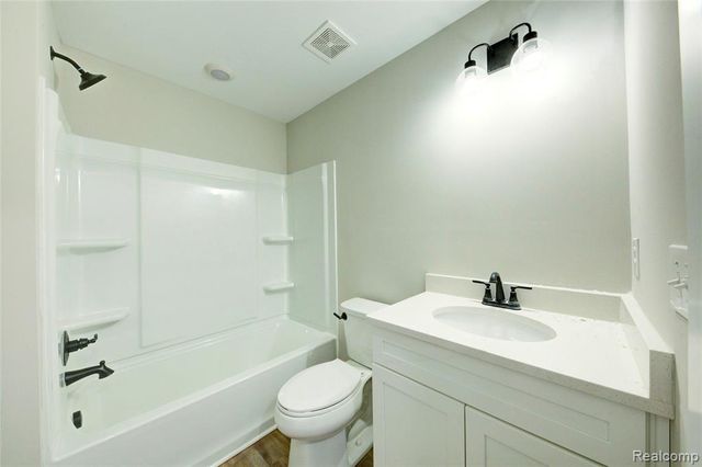 676 Round Rock Dr, Howell, MI 48843