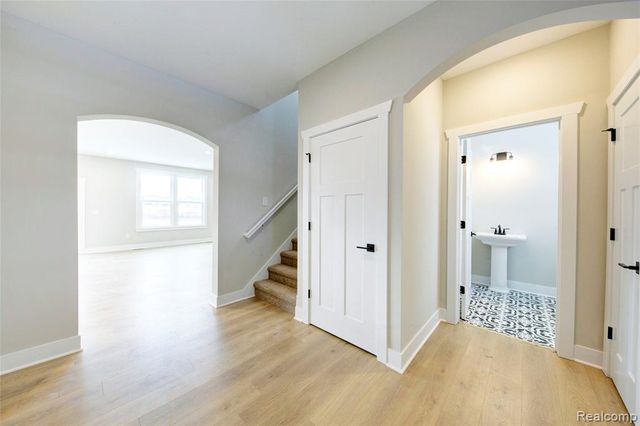 676 Round Rock Dr, Howell, MI 48843