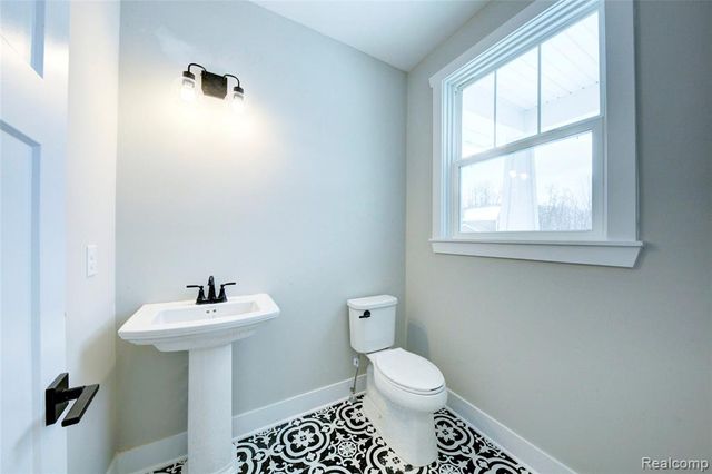 676 Round Rock Dr, Howell, MI 48843